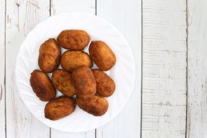 Croquetas de garbanzos y bacalao con salsa alioli