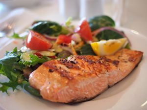 Salmón con limon  y costra de nueces 