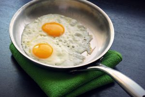 Huevos rotos con tubérculos 