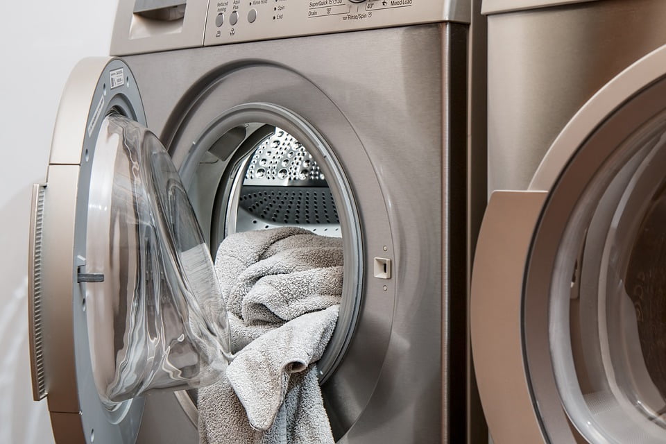 utiliza un programa corto y agua fría para no planchar la ropa