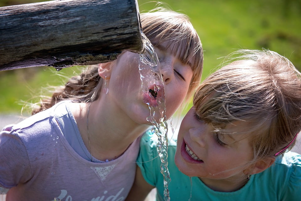 Niños bebiendo agua